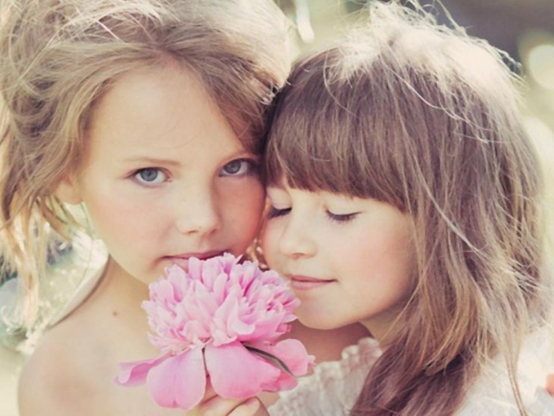 Distribution De Deux Petites Filles En Bleu